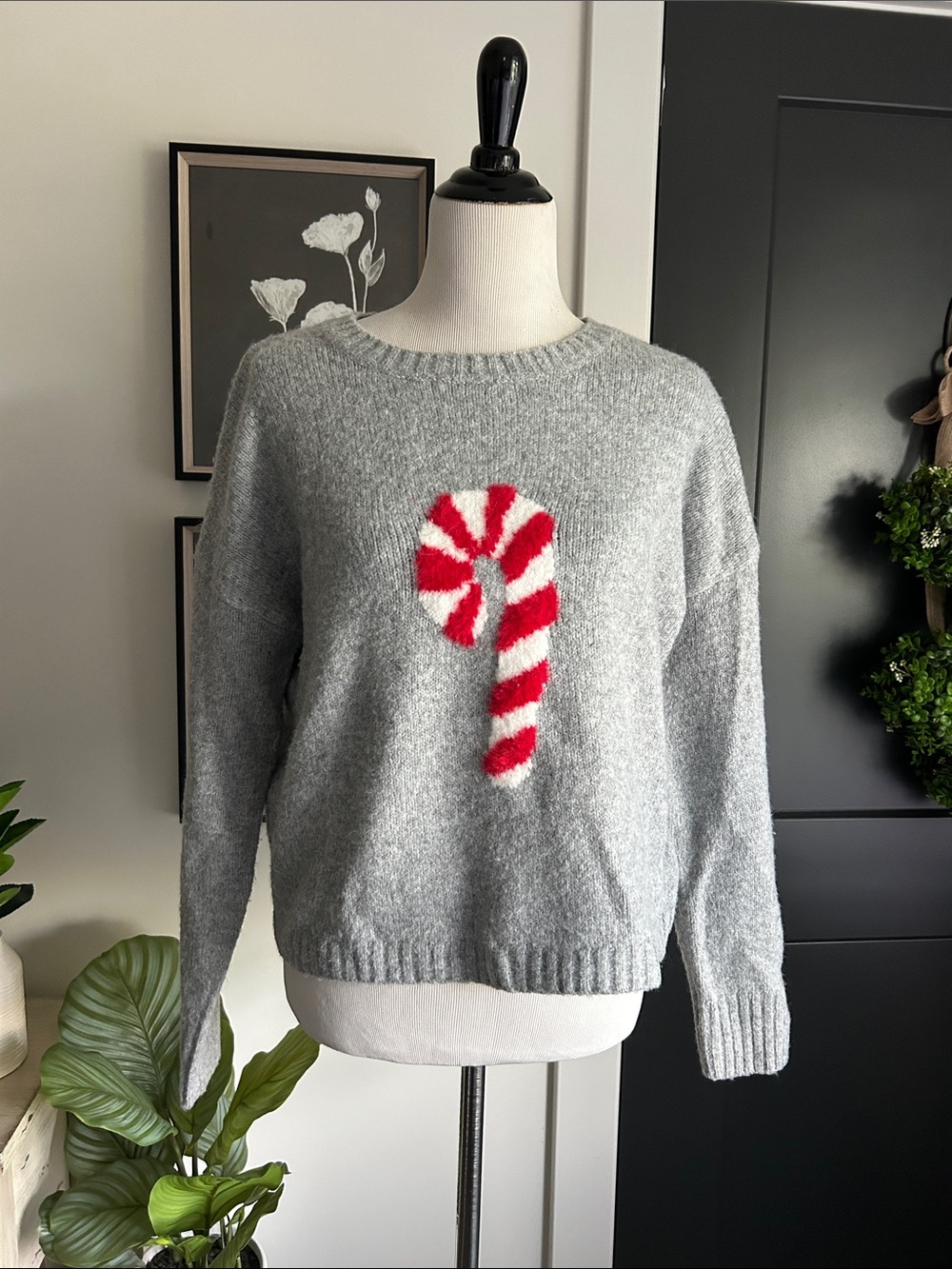 🎄Gray M Sweater with Red & White Candy Cane Motif